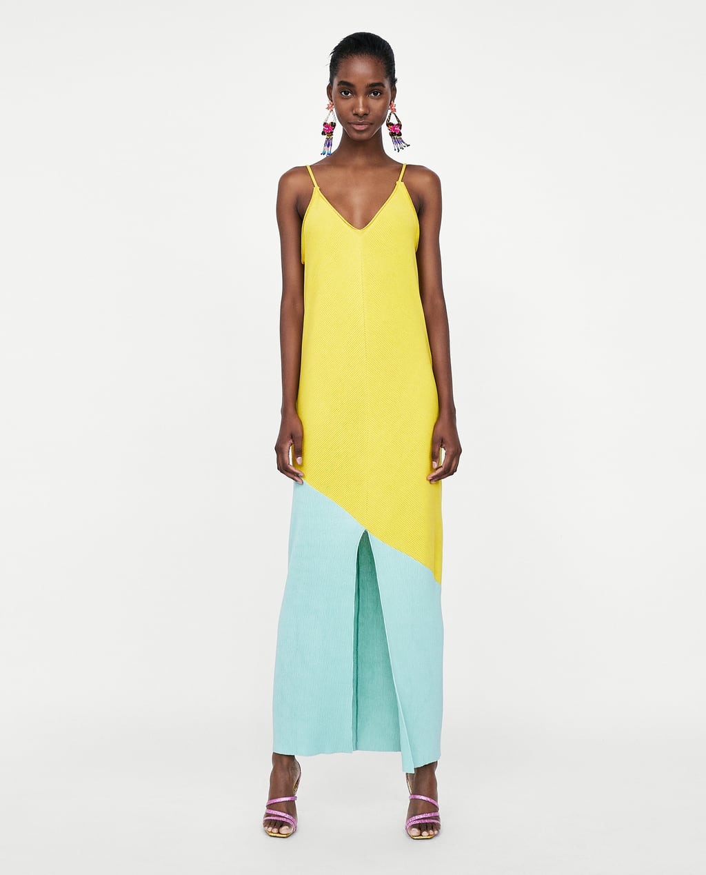Con sandalias potentes y pendientazos para una boda, o con babuchas planas o alpargatas para el día a día, este vestido es todoterreno y precioso. Precio en Zara antes de las rebajas de verano: 25.95 euros