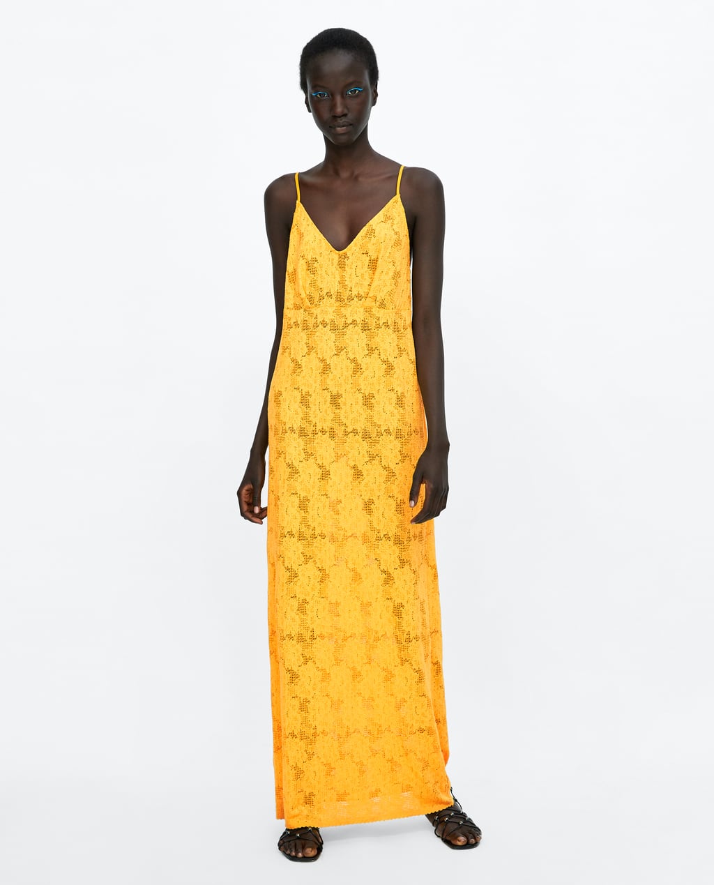 Lo mismo ocurre con  este maxivestido calado amarillo , que te sirve para casi todo este verano... Precio en Zara antes de las rebajas de verano: 25.95 euros