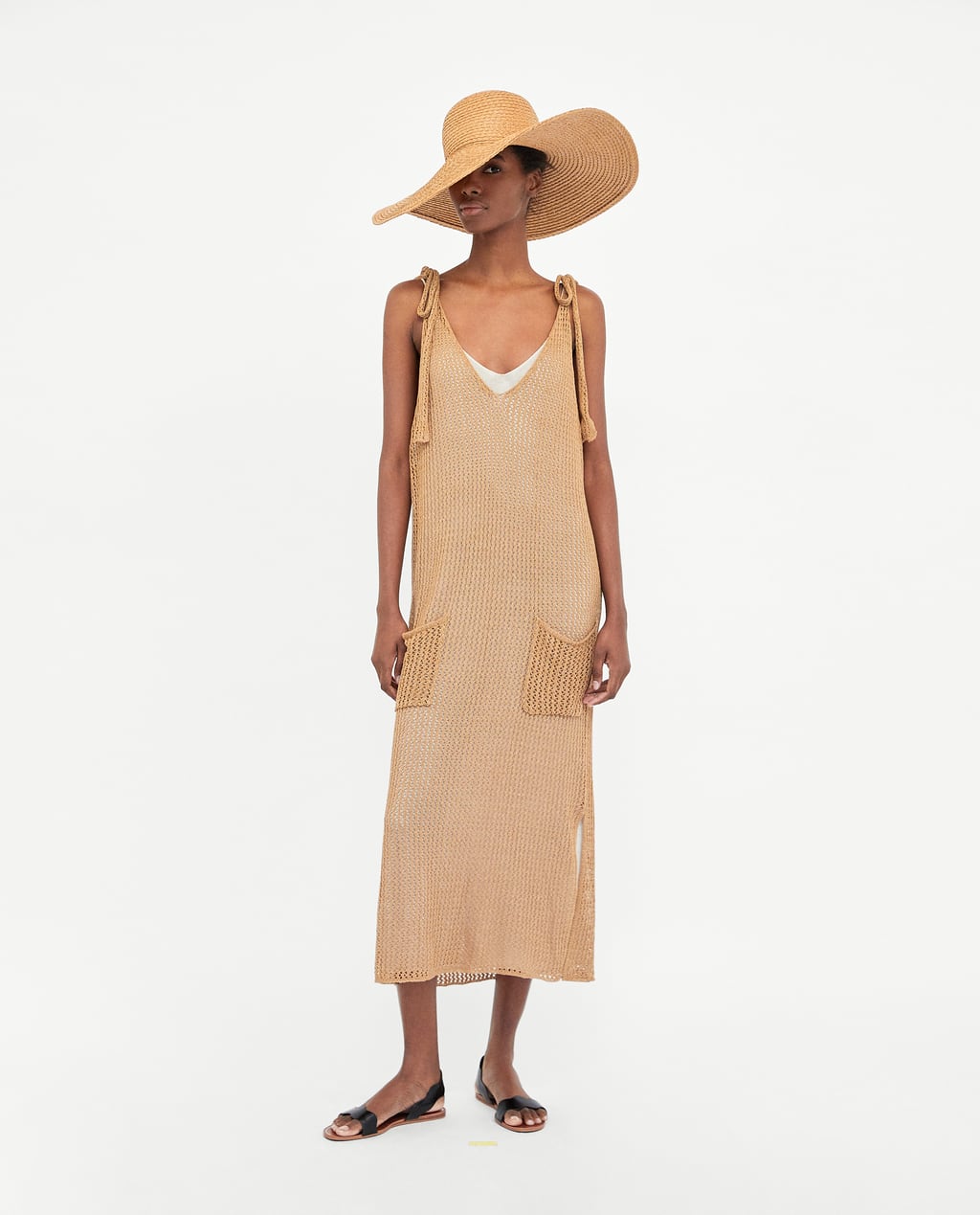 Y nos encanta el toque 'rustic chic' de este vestido de croché en color cámel... Precio en Zara antes de las rebajas de verano: 39.95 euros