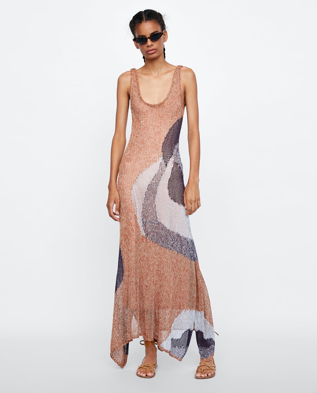 De estilo boho y en croché tricolor, es perfecto para tus looks más desenfadados esta temporada. Precio en Zara antes de las rebajas de verano: 39.95 euros