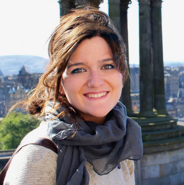 El currículum de esta biotecnóloga está lleno de hitos: obtuvo durante tres años la beca Cicerone del Centro Nacional de Investigaciones Cardiovasculares Carlos III; su trabajo de fin de máster ganó el segundo premio en el Certamen Nacional Universitario Arquímedes; y en 2016 consiguió una estancia en el grupo de investigación de Medicina Molecular de la Universidad de Oxford. Hoy trabaja en el grupo de Genética Funcional del Sistema de Fosforilación Oxidativa del CNIC y publica artículos en revistas como Nature, Science o Translational Medicine.