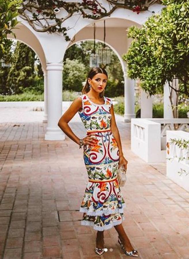 La bloguera gallega posaba así de guapa en las redes sociales con un total look de Dolce & Gabbana.