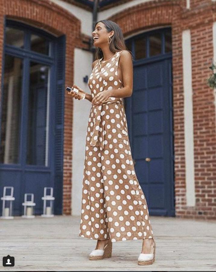 La 'influencer' se apunta a la tendencia de los lunares con este mono de Uterqüe.