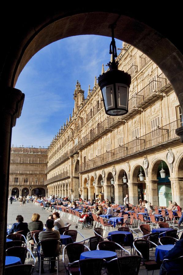 Salamanca tiene sabor a historia y ambiente estudiantil en cada calle. Pero tan famosas como su majestuosa Catedral, la rana y el astronauta de su fachada, su Lazarillo y su Tormes, su ilustre universidad o aquel "como decíamos ayer" de Unamuno, son sus tapas gratis. Recorre su casco viejo y la zona del Van Dyck y pide la morcilla con cebolla caramelizada de El Bardo, los pinchos morunos y las patatas 'meneás' del Café Real, las tortillas rellenas del Cervantes o la chanfaina salmantina (una suerte de arroz meloso con manitas de cordero) de El Bambú.