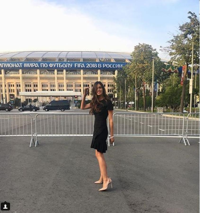 Luciendo tipazo con un vestido negro mini. Así acudía a la inauguración del Mundial de fútbol de Rusia.