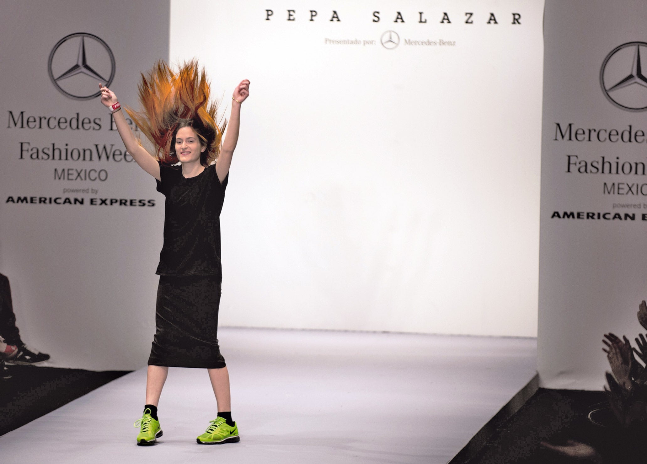 Ganadora en 2014 del Mercedes-Benz Fashion Talent, la diseñadora valenciana es una de las niñas mimadas de la crítica y el publico (un público que incluye, por cierto, a Kim Kardashian, que ha posado con alguna de sus prendas). Salazar apuesta siempre por la experimentación con las formas, los tallajes y los materiales. En su colección Primavera-Verano 2018 reflexiona sobre el aprovechamiento, la reutilización y la reinvención de prendas cuya función original se ve descolocada.
