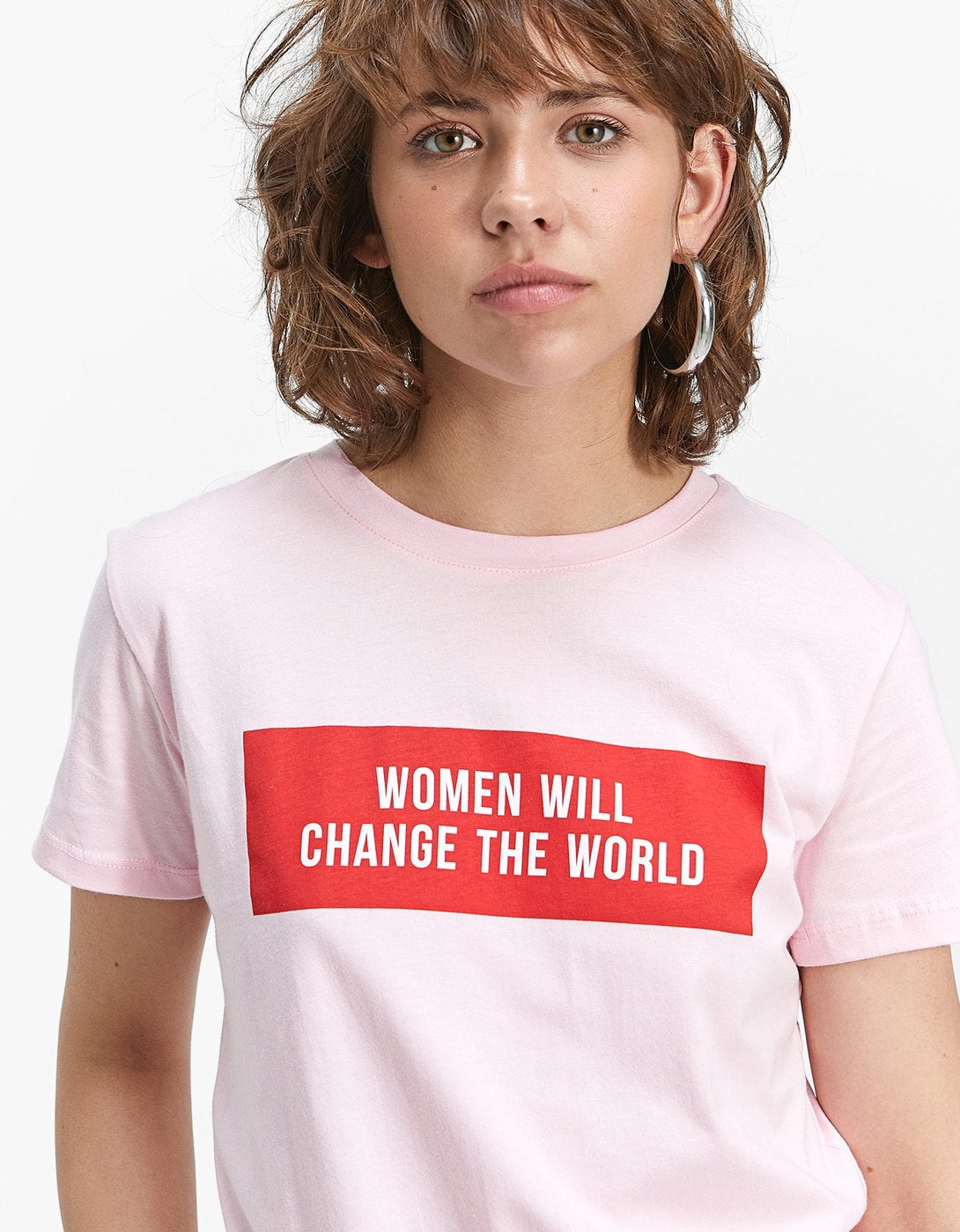 Camiseta de manga corta con mensaje feminista de Stradivarius: 5,99 euros.