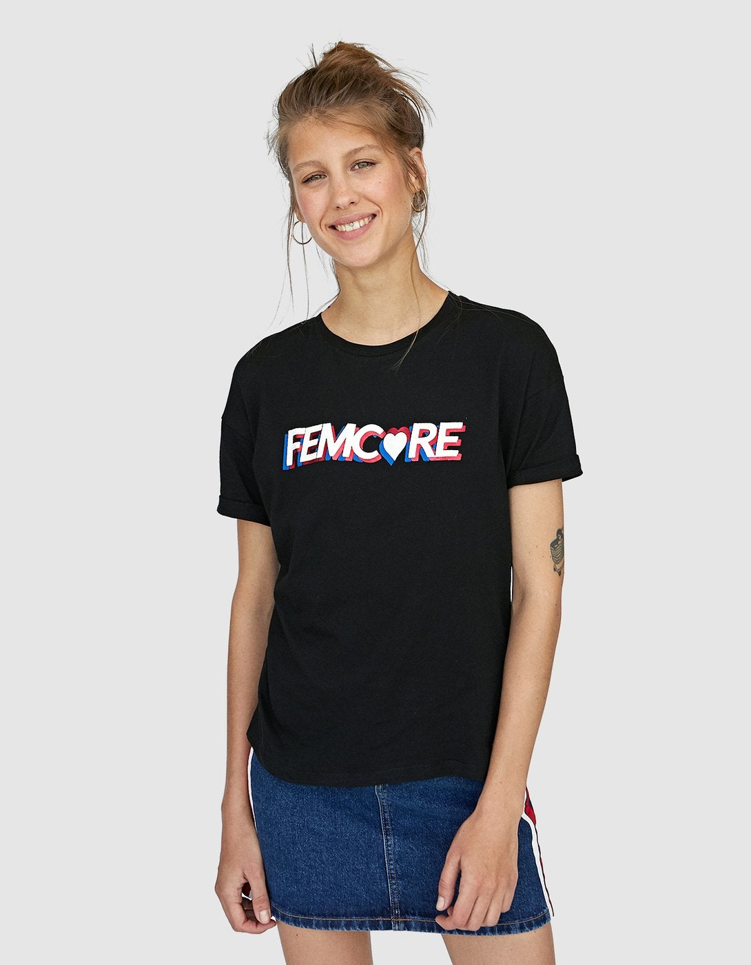 Camiseta negra con mensaje en color de Stradivarius: 7,99 euros.