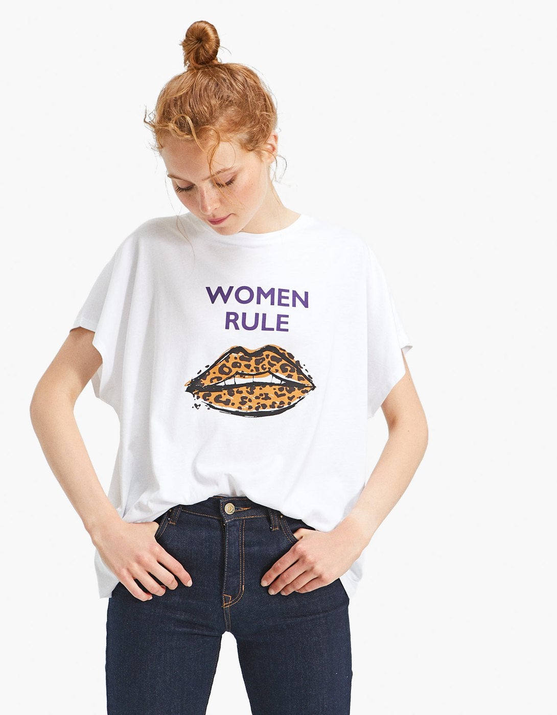 Camiseta estampada de manga caída de Stradivarius: 9,99 euros.