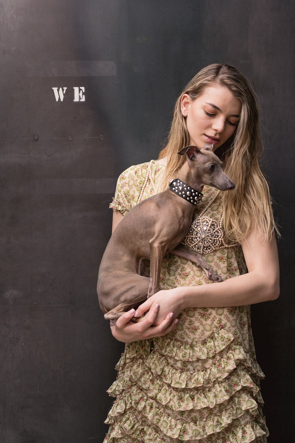 "Verlo dormir me trasmite mucha paz y en ocasiones me quedo dormida escuchando su respiración". Cristina Duato, modelo e it girl, comparte la custodia de Jazz con su hermana pequeña Olivia, que vive en Valencia. Lee más sobre el amor perruno de Cristina  en esta entrevista.  (Vestido de Gucci)