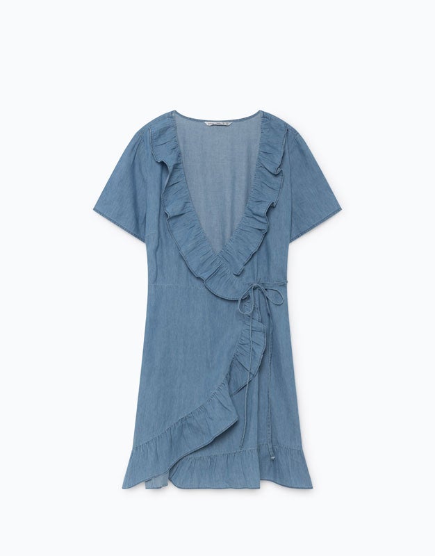 Vestido denim ligero, con volantes cruzados y escote a pico, de Lefties: 17 euros.