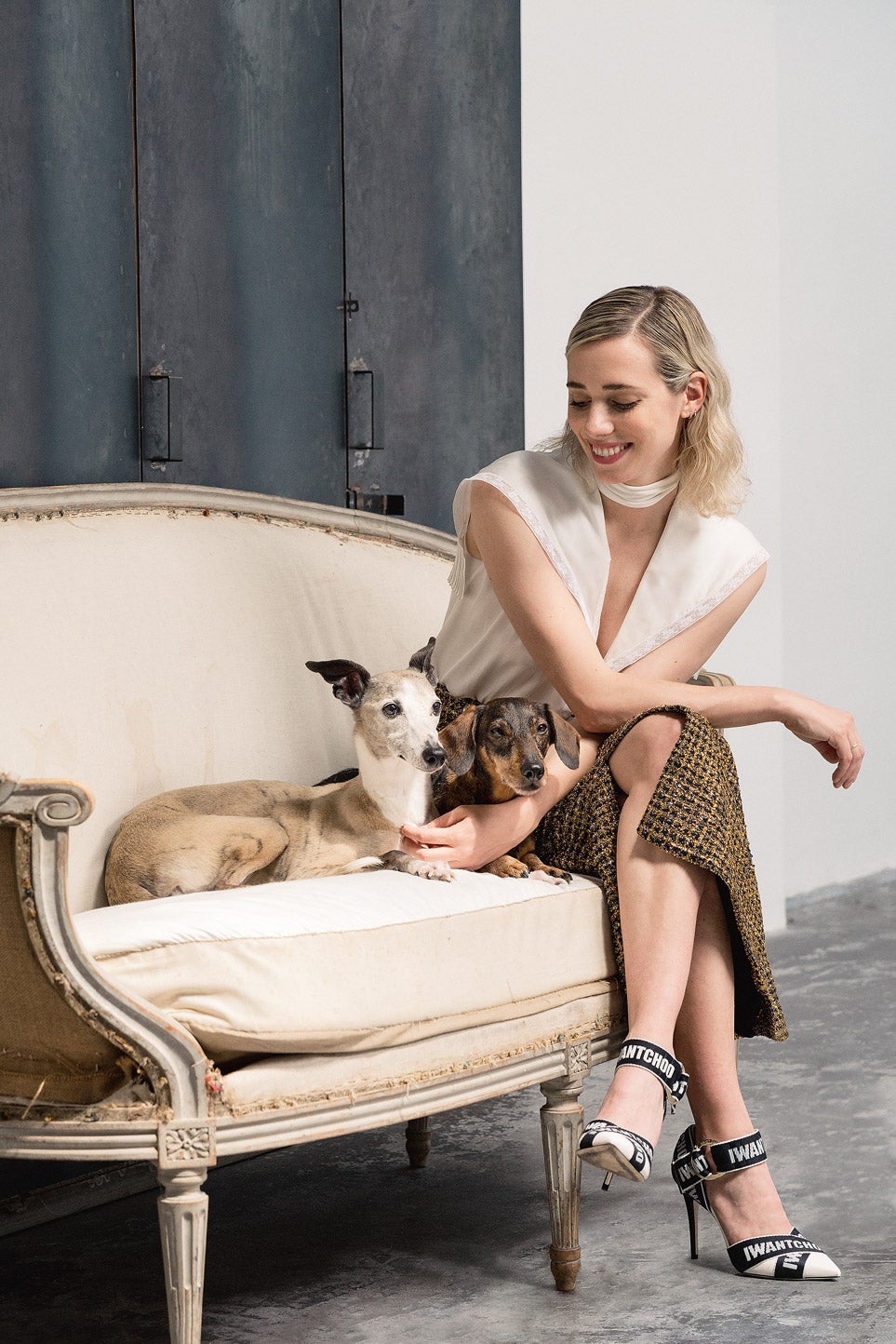 Los animales llegaron a su vida a muy temprana edad. Ahora comparte su vida con Mollie (una whippet de trece años), Lora (una teckel de ocho años) y su marido, Adrián Saavedra. "No me imagino mi vida sin compartila con ambas. Disfruto con ellas en el día a día", comenta Lulú Figueroa. Puedes leer  la entrevista completa aquí . (Camisa de Chanel y zapatos de Jimmy Choo).