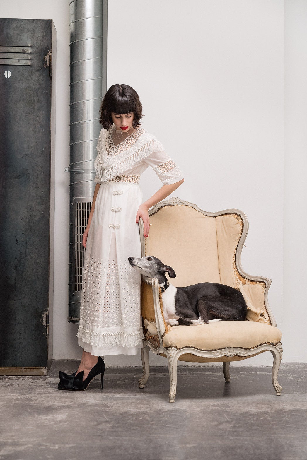 Patricia Rezai (poeta) es contundente respecto al maltrato: "Quien maltrata a un animal tendrá el castigo más grande que te puede dar la vida: no saber lo que es el amor". Descubre la relación con su perrita Flush  en esta entrevista completa.  ¡Nos encantan! (Vestido de Dior y zapatos de Off-White para Jimmy Choo).