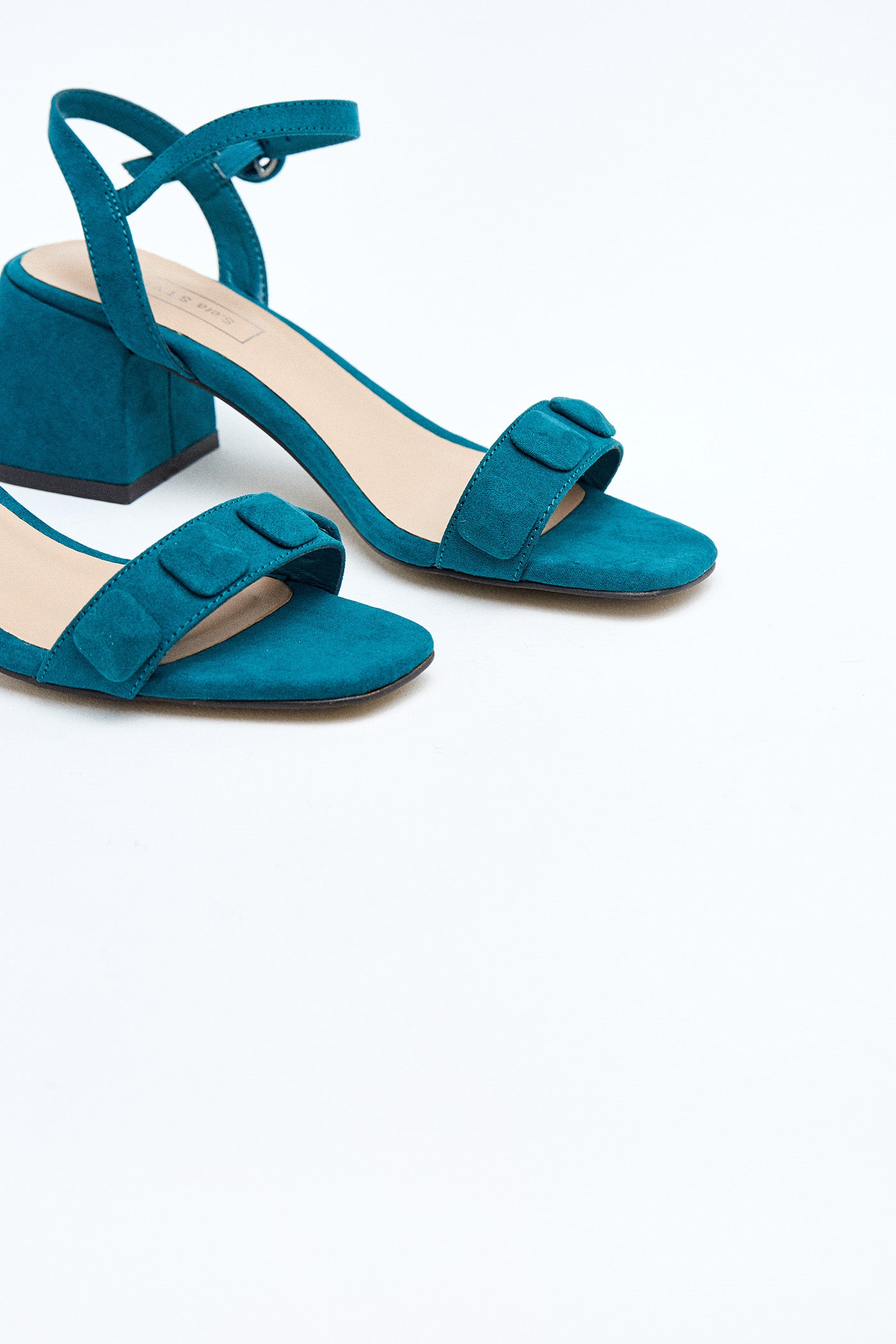 Sandalia con tacón y tachas de Sfera: 19,99 euros.