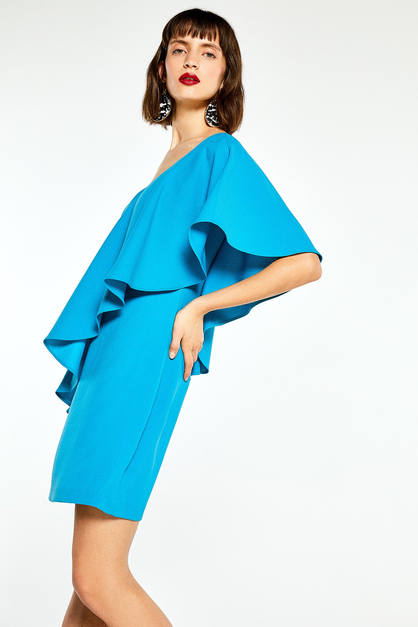 Vestido de manga con capa en color turquesa de Sfera: 19,99 euros.