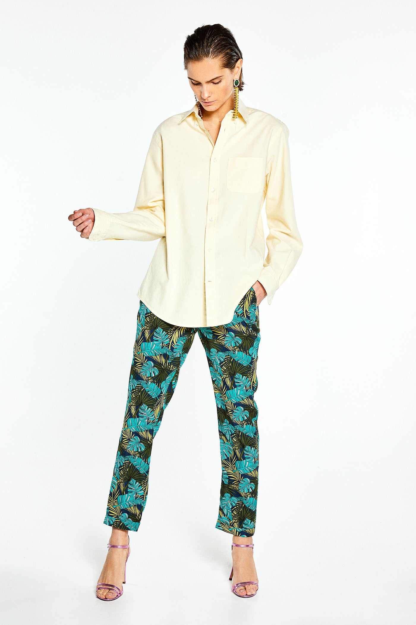 Pantalón con estampado tropical de Sfera: 17,99 euros.