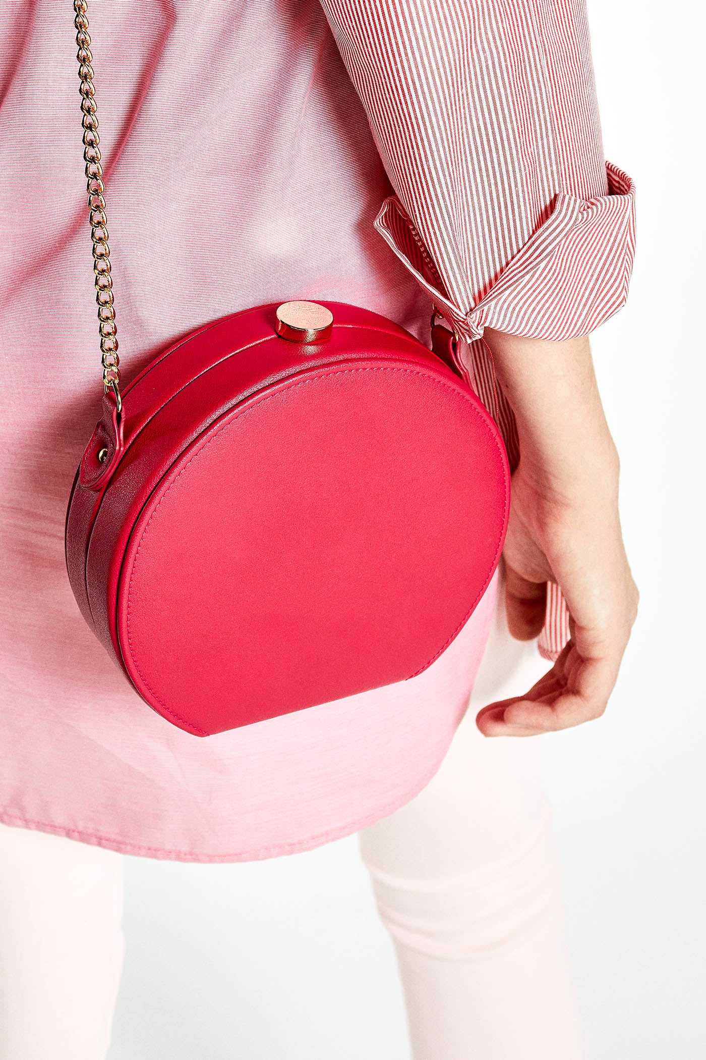 Caja redonda en coló fucsia de Sfera: 13,99 euros.