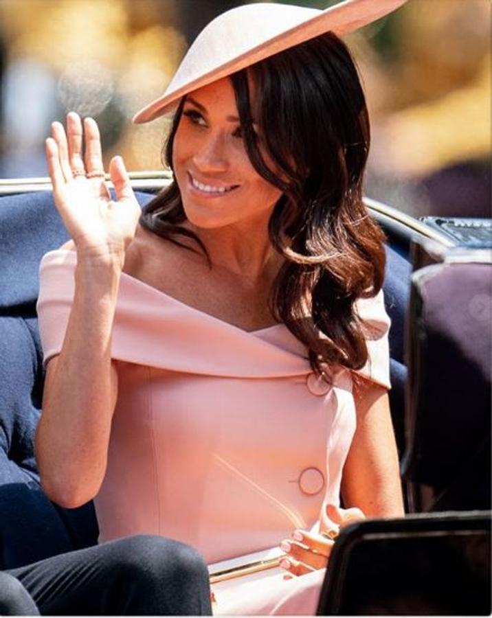 Esta es la tercera aparición oficial desde que Meghan Markle y el príncipe Enrique celebraron su boda y en las tres ha acertado con su elección indumentaria. El rosa empolvado del vestido de Carolina Herrera que llevó a la ceremonia anual “Trooping the Colour”, una parada militar por el cumpleaños de la reina, logró que el Alexander McQueen azul pálido de Kate Middleton pareciera hasta antiguo.