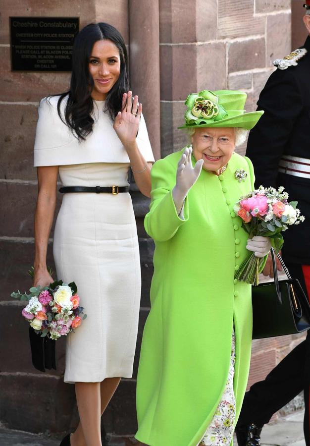 Volviendo a Meghan, el Givenchy en tono beis que eligió para acompañar a la Reina en su viaje a Chesire lucía estelar sobre su piel. Parece que Claire Wright, la directora creativa y autora de su celebrado traje de novia, podría convertirse en su diseñadora de cabecera. Está claro: la Duquesa de Essex nos va a dar muchas alegrías.