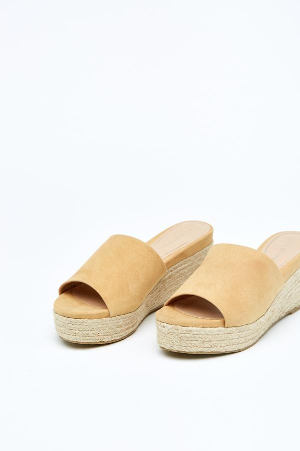 Estos zuecos de Sfera se convertirán en tus mejores aliadas del verano. Su precio ya en rebajas ha pasado de 19.95 a 15.99 euros.