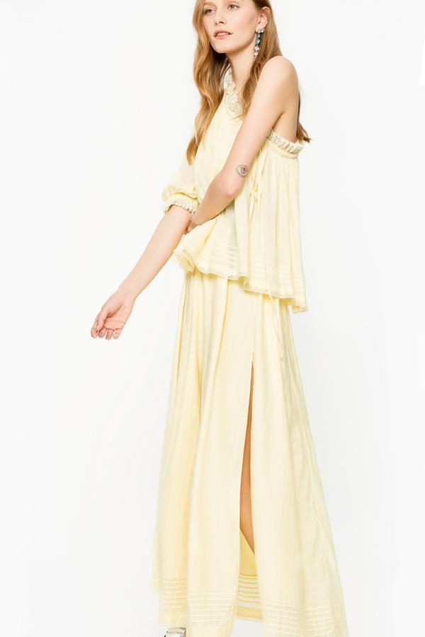 Y para continuar con  nuestro idilio estival con el amarillo , este maxi vestido de Zadig&Voltaire que ya está rebajado al -40%, y pasa de 510 a 306 euros.
