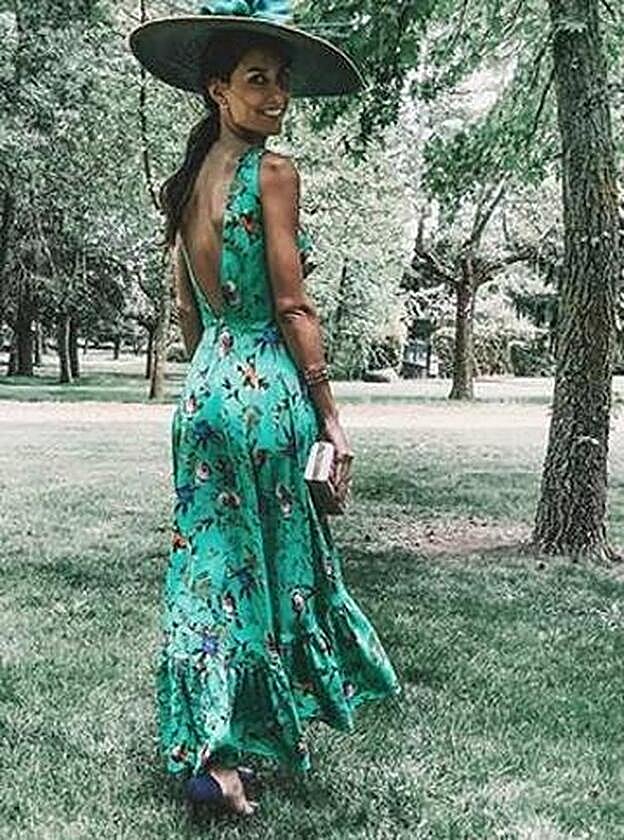 Ana Boyer también lució este mismo diseño de Dolores Promesas en una boda de unas amigas íntimas.