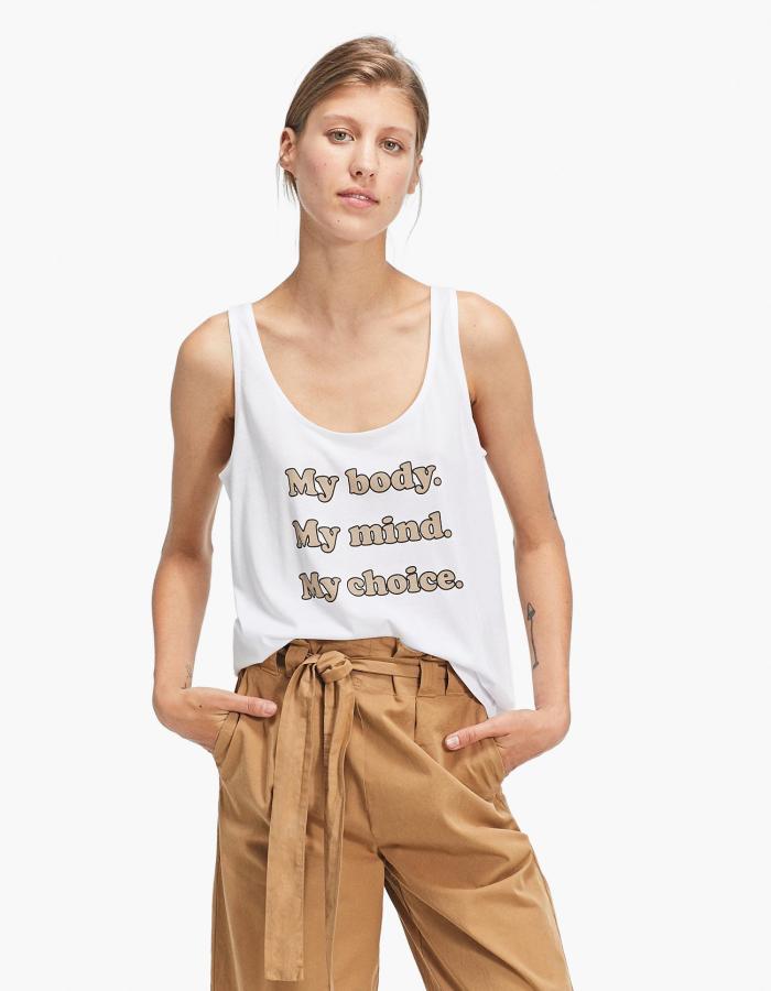 Nos hemos enamorado de  este 'tank top' con mensaje feminista de Stradivarius , que, por cierto,  tiene la mejor colección de camisetas del verano .