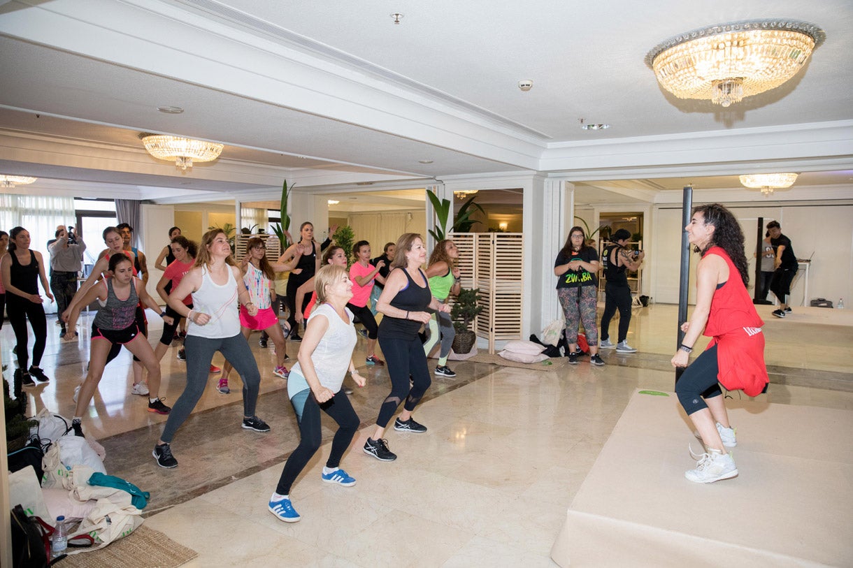 Música y mucho ritmo en una clase de Zumba.