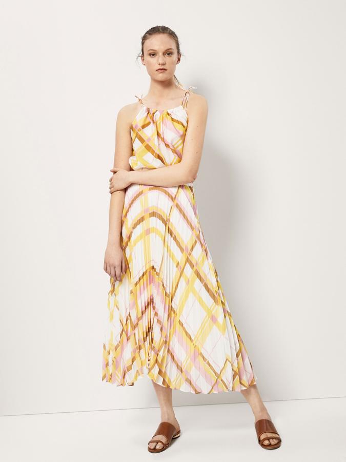 Nos encanta presumir de piernas en verano, pero esta temporada nos hemos rendido a  la elegancia, sensualidad y feminidad de faldas midi  como esta plisada de Massimo Dutti.