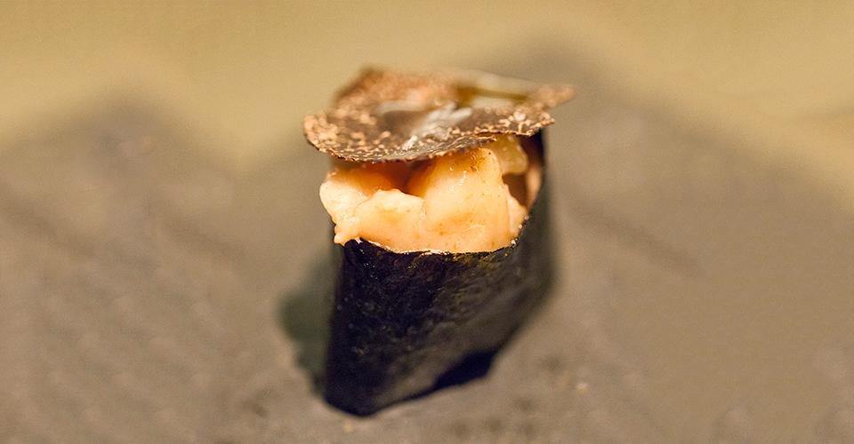 Hablar de restaurantes japoneses en España es hablar de la ya conocida como 'cocina Kabuki' de Ricardo Sanz y su reinvención durante casi dos décadas de la tradición gastronómica nipona fusionada con los sabores mediterráneos más puros. Para adaptarse a la crisis por el coronavirus, esta marca emblemática ha creado una experiencia en casa que puedes reservar a través de la web takearestaurant.com. El Kabuki original es el de la calle Av. Presidente Carmona, 2, de Madrid, aunque tienen también restaurantes en Málaga, Tenerife y Valencia.