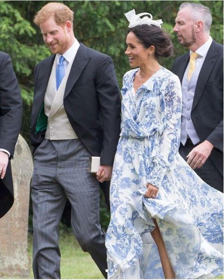 Meghan apostó por un diseño de Oscar de la Renta para su primera aparición como invitada de boda junto a su marido, el príncipe Harry, vestido de chaqué.