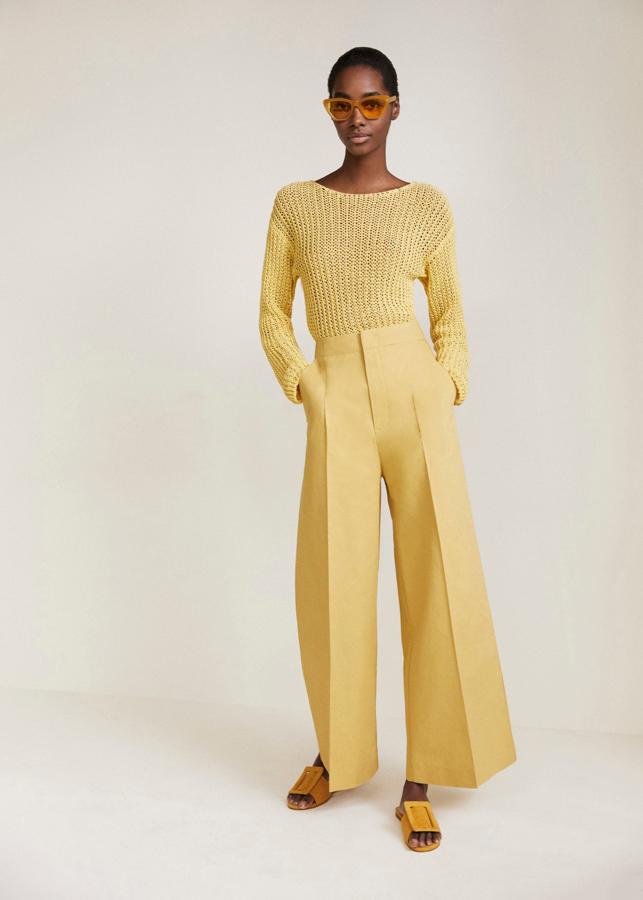 Este verano,  el pantalón tendencia (además de los shorts, claro), son los palazzo . Amplios, fresquitos, cómodos y súper sofisticados, nos encanta este diseño de Mango en color amarillo.