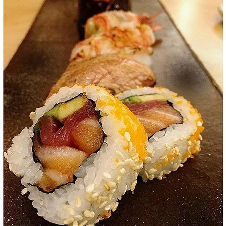 Dicen que sus preparaciones son adictivas, que sus productos del mar son un bocado a la mejor materia prima, y que tiene el equilibrio perfecto entre la fusión de sabores nipones y mediterráneos. De hecho, expertos en esto del buen comer, de Carme Ruscalleda a Ferran Adrià, aseguran que es el mejor japonés de Barcelona y, podría ser incluso, de España.