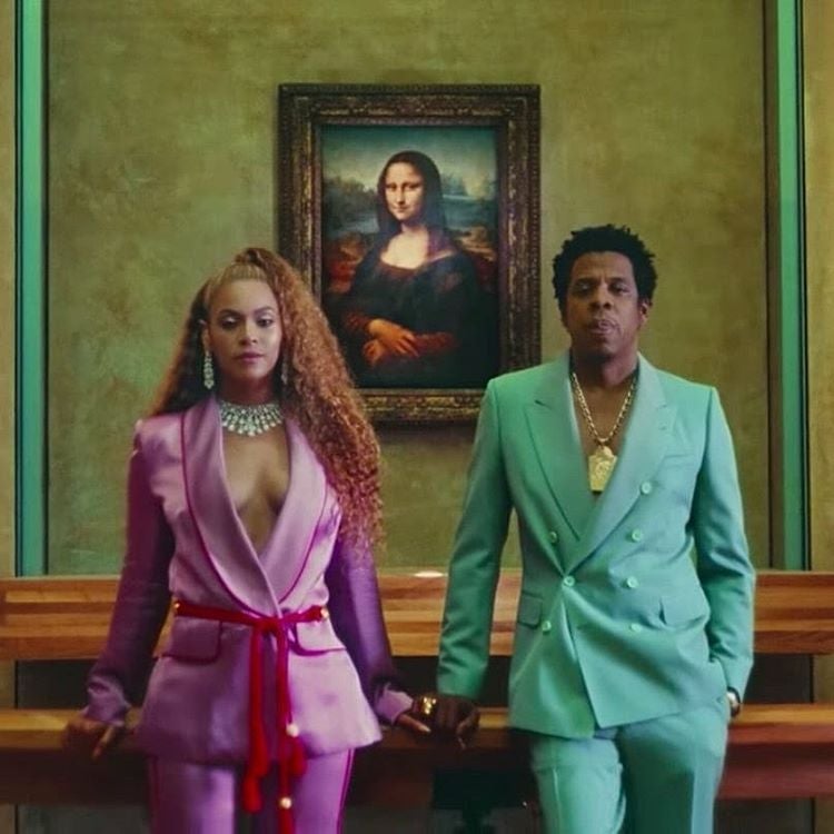 El traje es político. El vídeo se abre con una demostración de poder: trajes de chaqueta y joyas de un tamaño enorme, justamente frente a la Mona Lisa, acaso el 'front row' más difícil de ocupar del mundo. Los colores pastel de ambos parecen afirmar que el poder no está reñido con la feminidad ni la masculinidad tiene que ser fuerte y dura. Es una declaración de equidad en toda regla. El traje rosa de Bey está firmado, por cierto, por Peter Pilotto.