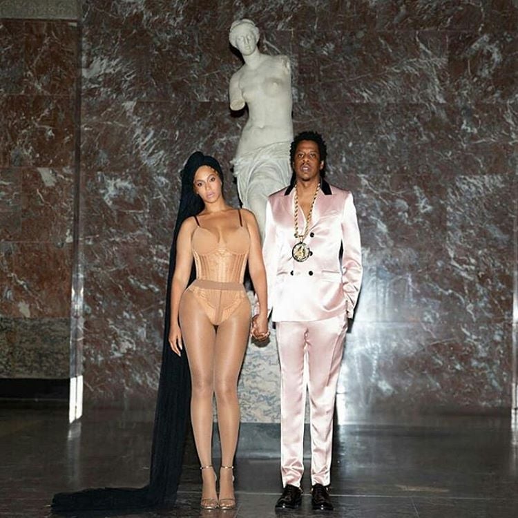 Yo soy la nueva Venus. La icónica Venus de Milo, atribuida a Alejandro de Antioquía, representa a la diosa griega Afrodita, deidad del amor y la belleza. Al posar con uno de sus característicos 'bodies' en tono nude, Beyoncé se ofrece a ella misma como nueva representación de la belleza y a la pareja como epítome del amor.