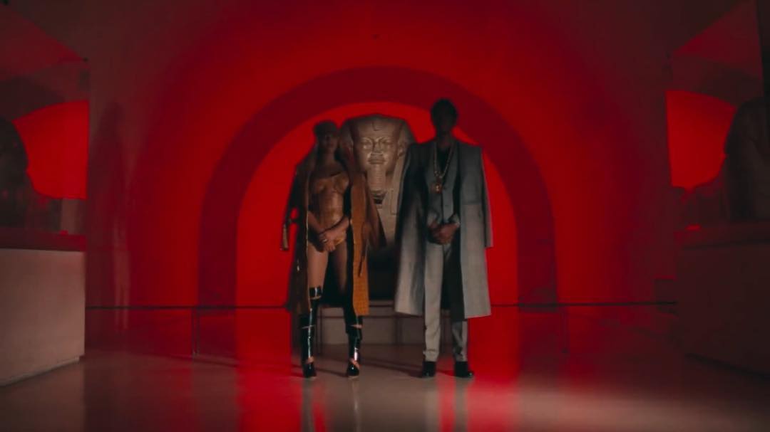 La realeza de la Esfinge. Descubierta en 1925 en las ruinas del templo de Amón, la Gran Esfinge de Tanis es una de las esfinges más grandes de las que se conservan fuera de Egipto. Junto a ella, Bey despliega su danza más salvaje, vestida con un 'bustier' cubierto de logos de MCM, un abrigo de Misa Hylton y unas botas de Y/Project.