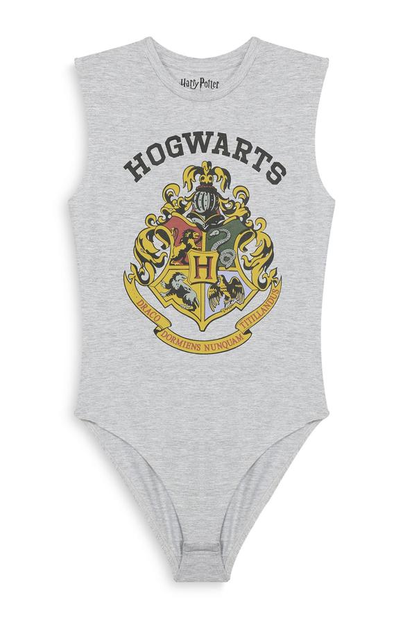 Body gris con escudo de Hogwarts, 8 euros.