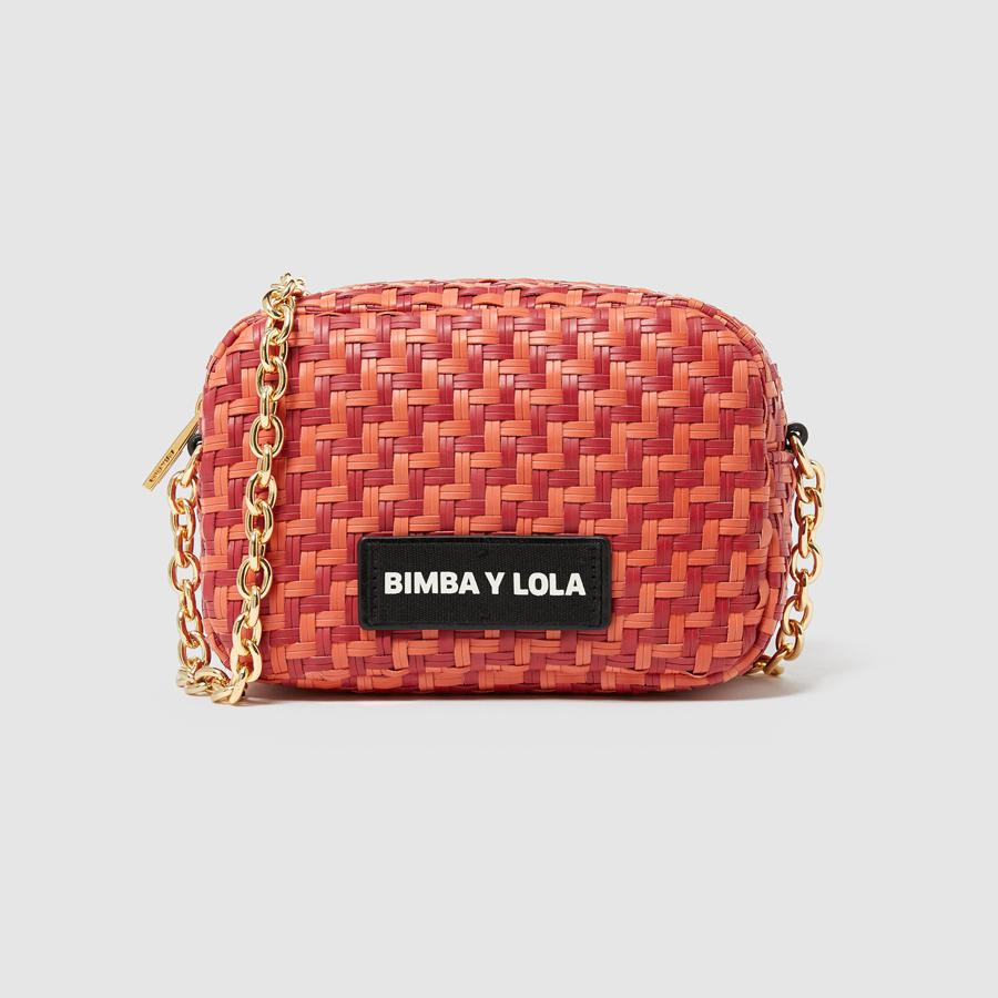 Bolso bandolera trenzado naranja y rojo, 57 euros.