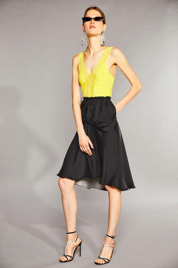 Falda de lunares abullonada en color negro, 29,99 euros.