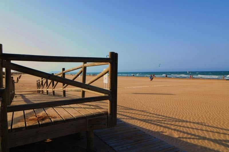Para los más atrevidos, la playa de L'Ahuir, en Gandía, es una de las mejores playas nudistas de España. Se trata además de una playa virgen que conserva sus dunas y con ellas, su flora y su fauna. Perfecta para pasar un día tranquilo entre la naturaleza. Esta playa también ofrece un espacio para quienes la visitan con sus perros.