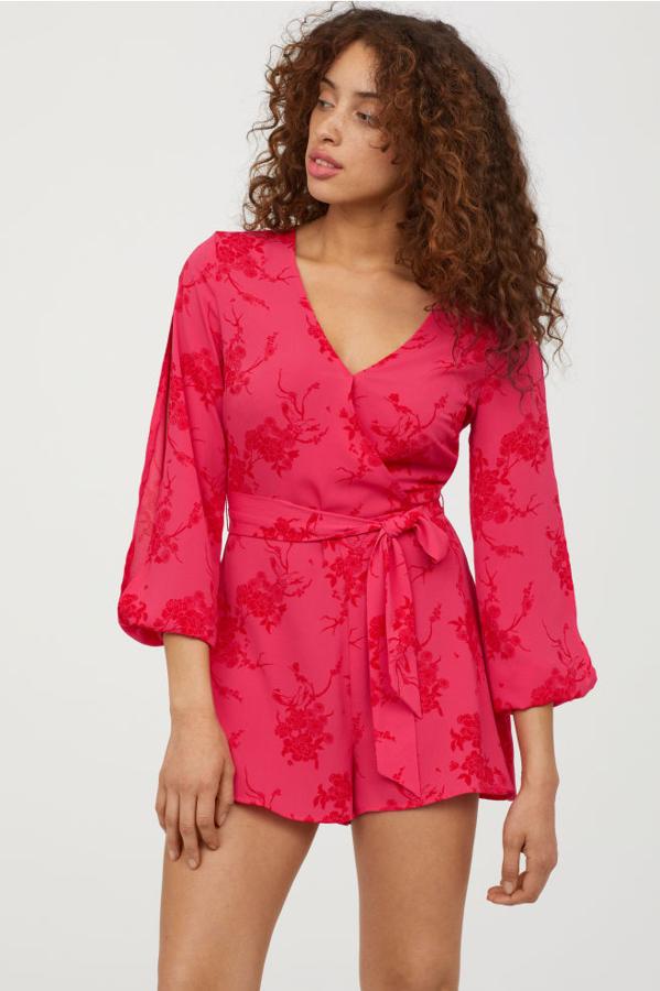 Mono corto con lazo y estampado floral en tonos rosas, 14,99 euros.