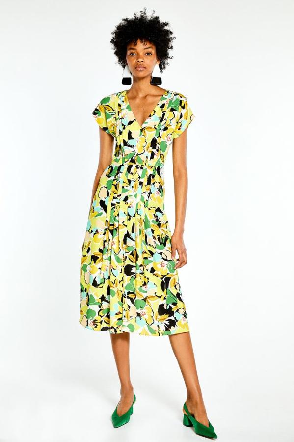 Vestido jaretas con estampado floral en tonos verde, amarillo y negro, 29,99 euros.