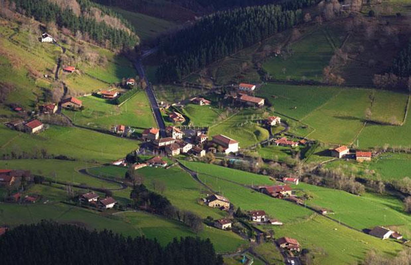 Este top 10 de los mejores restaurantes del mundo lo cierra otro español (el tercero de la lista) El Asador Etxebarri, en Atxondo, Vizcaya.