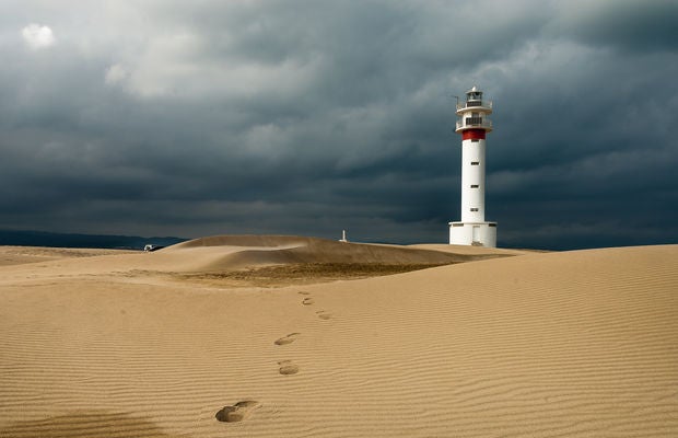 En la Punta del Fangar encontramos la playa de las Marquesas, la cual hay que atravesar para llegar a este maravilloso faro. Este rincón, de alto interés paisajístico y natural, se encuentra en la provincia de Tarragona y es una de las mejores aventuras que te proponemos para tus vacaciones de verano.