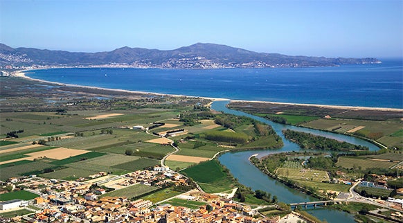 La playa Sant Pere Pescador (Girona) es una playa virgen, de arena fina y de múltiples opciones en cuanto a deporte se refiere. Podrás practicar windsurf, kayak o voleibol playa, entre otros. Además puedes visitar e incluso alojarte en el pueblo para pasar unas vacaciones curativas.