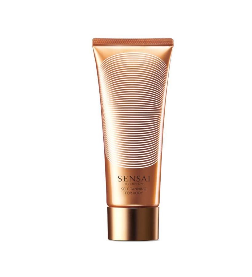 Lo que más nos gusta es su textura crema de gel, que proporciona una aplicación rápida y homogénea.  Sylky Bronze Self-Taining For Body de Sensai  (84 €), además, contiene propiedades hidratantes para que obtengas un bronceado sedoso y una piel brillante.