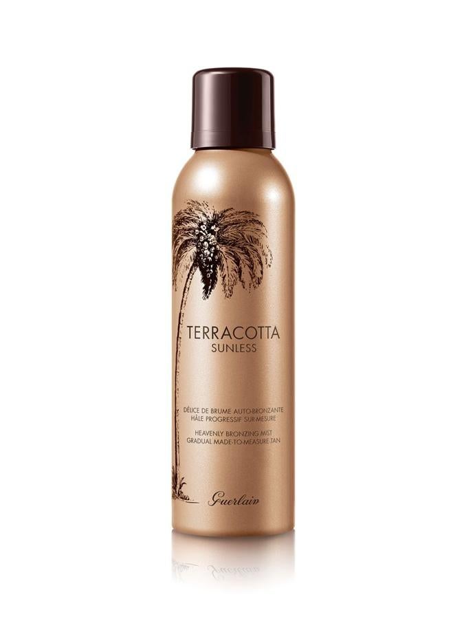 Una pulsación de la bruma  Terracota Sunless de Guerlain  (51,70 €) aportar luminosidad, dos intensifican el bronceado y tres hacen que tu parezca que acabas de volver de la playa.