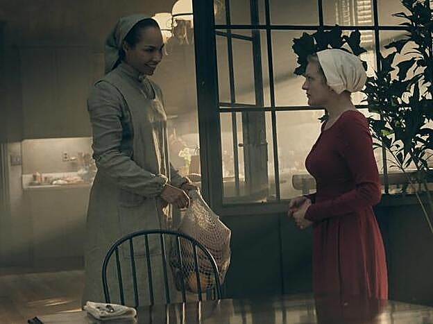 June (Elisabeth Moss), con una de las Marthas