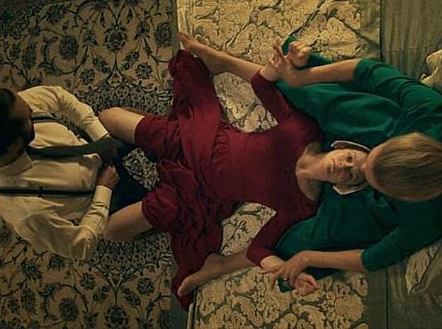 El comandante Waterford, su esposa... y su criada