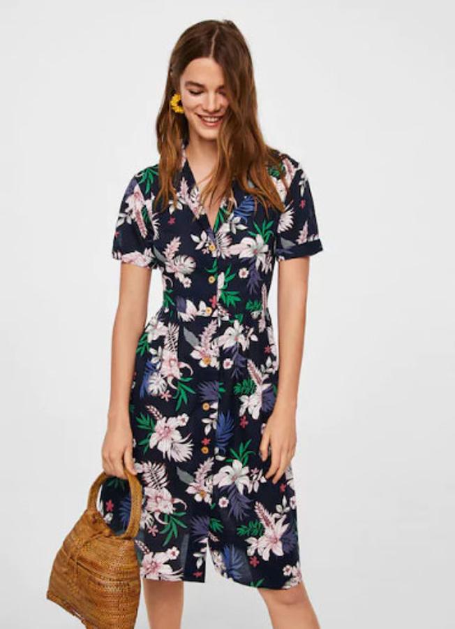 Vestido camisero con botones y estampado tropical, 25,99 euros.